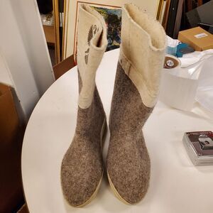 Women's Gray Snow Boots, Size 9